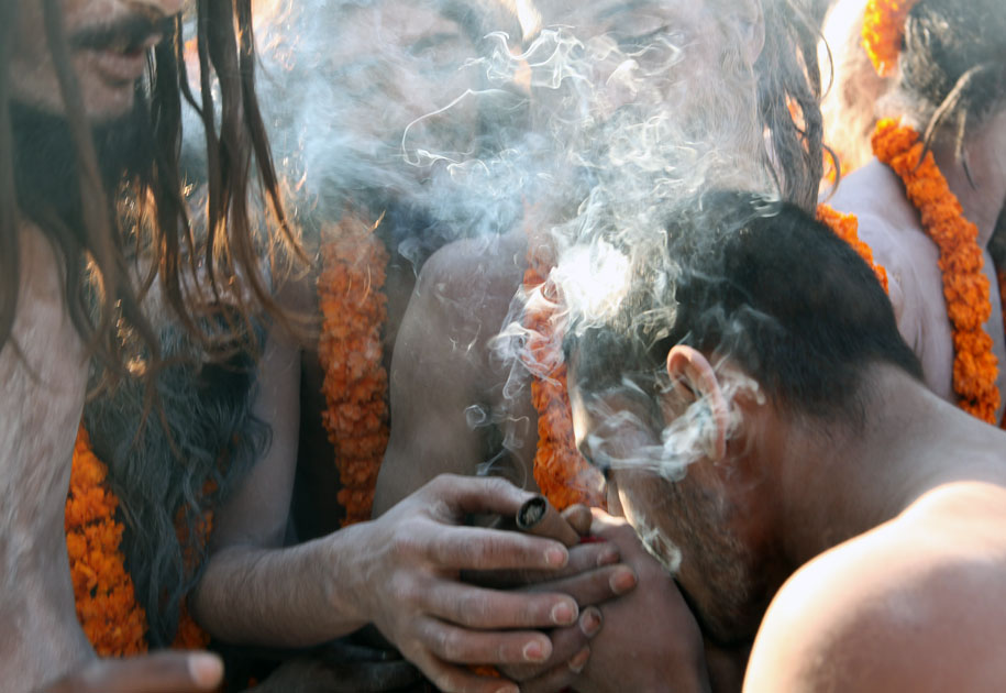 11_sadhus.smoke.color.varanasi.benares.mahashivratri.jpg